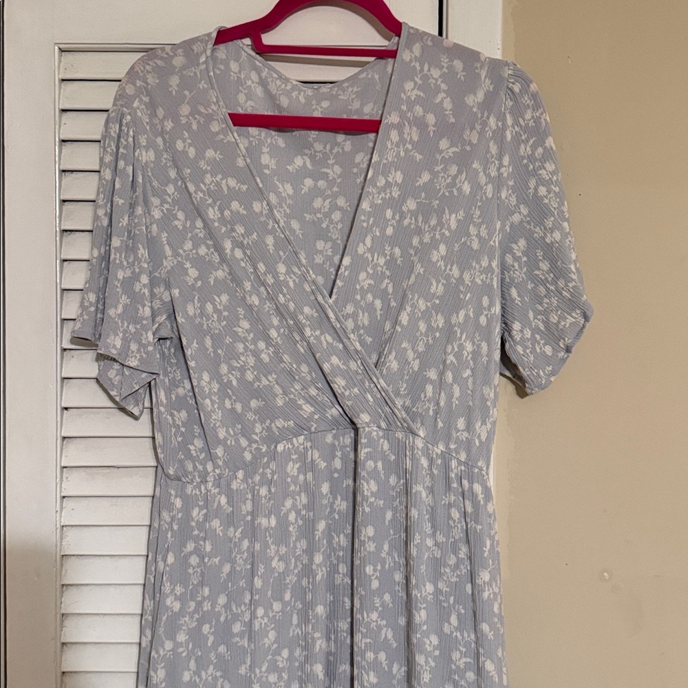 Elegant Gray Floral Dress - Picture 2 of 5